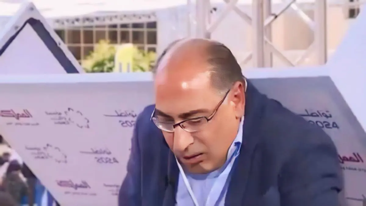 لوحة تسقط على رأس وزير أردني خلال لقاء تلفزيوني (فيديو)