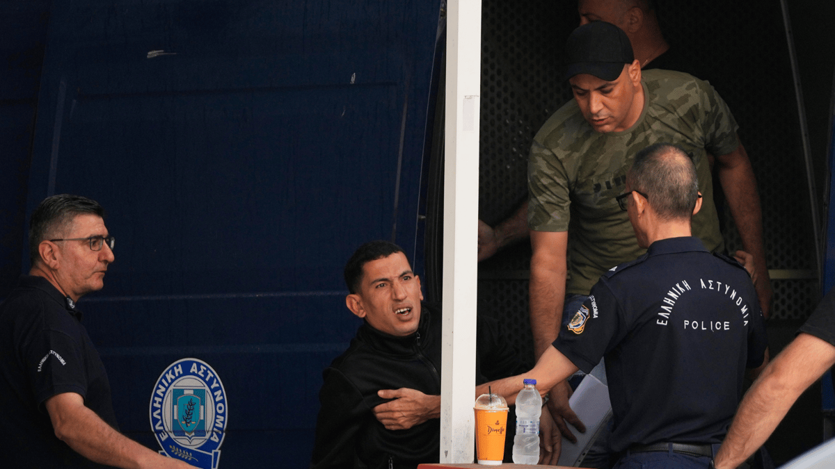 محكمة يونانية تسقط التهم الموجهة لـ9 مصريين في حادث غرق قارب مهاجرين
