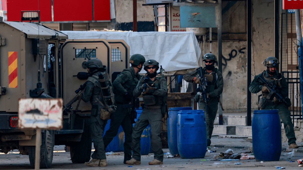 اشتباكات عنيفة إثر اقتحام الجيش الإسرائيلي مخيَّمَين في نابلس