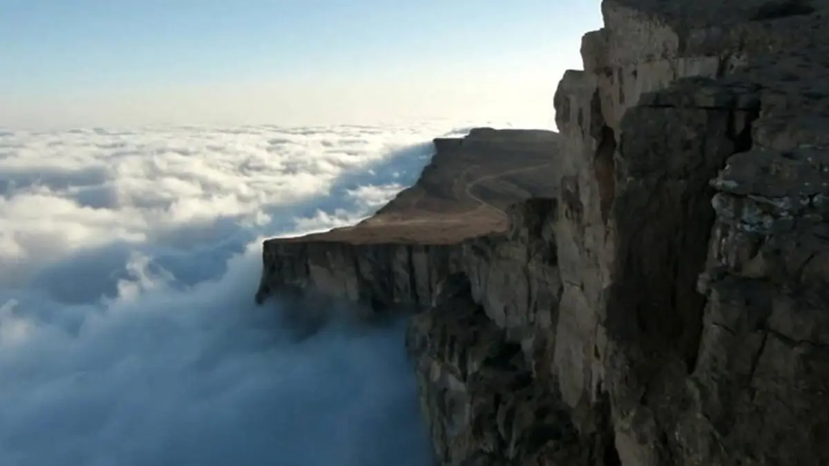 سلطنة عُمان.. البحث عن شخصين سقطا من جبل أثناء ممارستهما رياضة التسلق