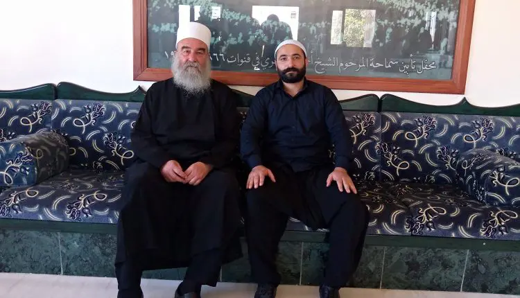 سليمان عبد الباقي قائد تجمع أحرار جبل العرب مع شيخ العقل حكمت الهجري