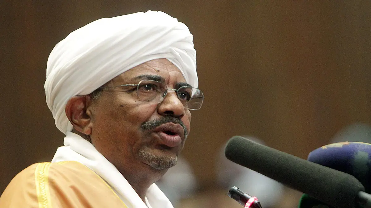 موظفو السفارة السودانية في الكويت يحطمون صورة البشير (فيديو)‎