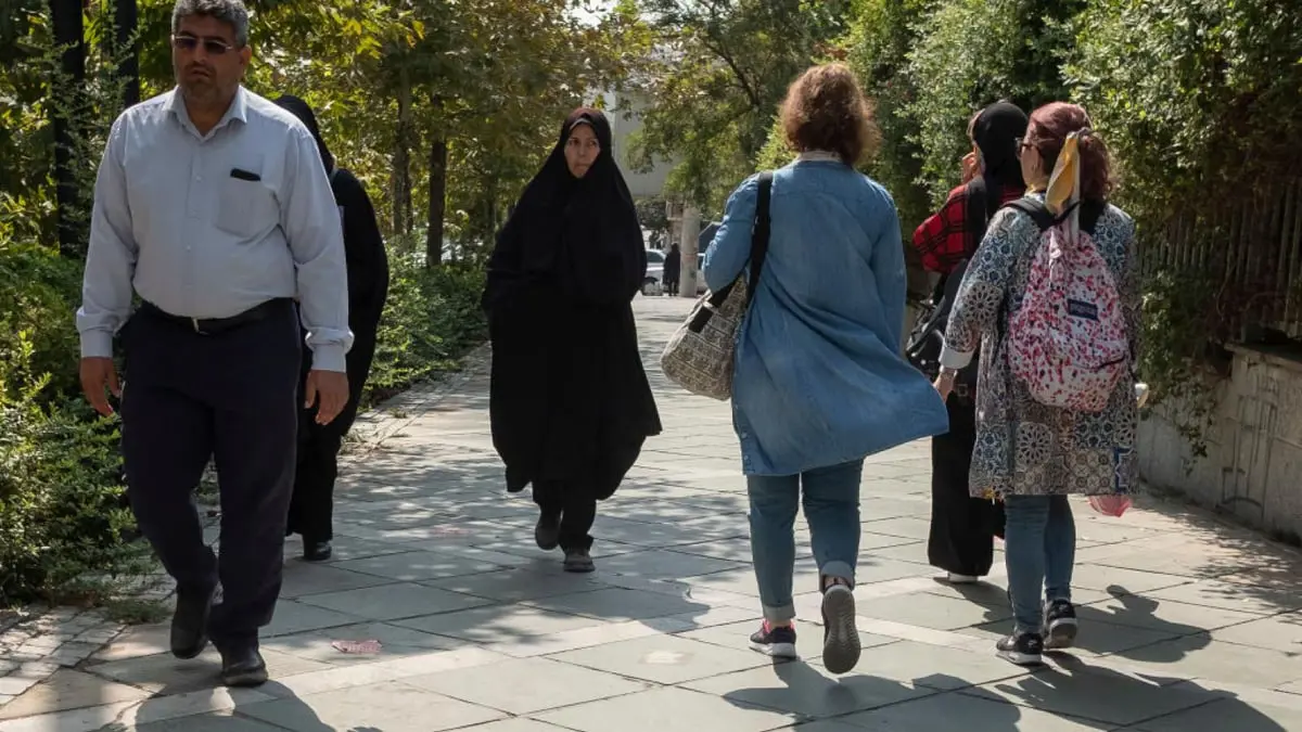  الشرطة الإيرانية تستأنف دورياتها "لمعاقبة" النساء غير المحجّبات