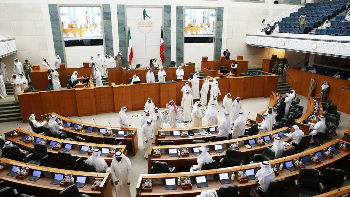 الكويت.. مساءلة نيابية لوزير الداخلية حول "تجنيس إيراني" وتعيينه في جهاز أمني "حساس"