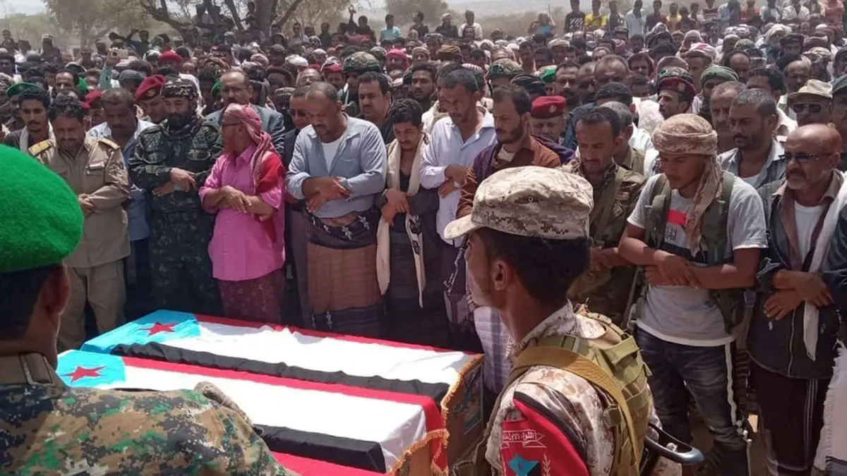 تشييع جثمان اللواء جواس.. والحكومة تشير إلى تنسيق حوثي مع التنظيمات الإرهابية