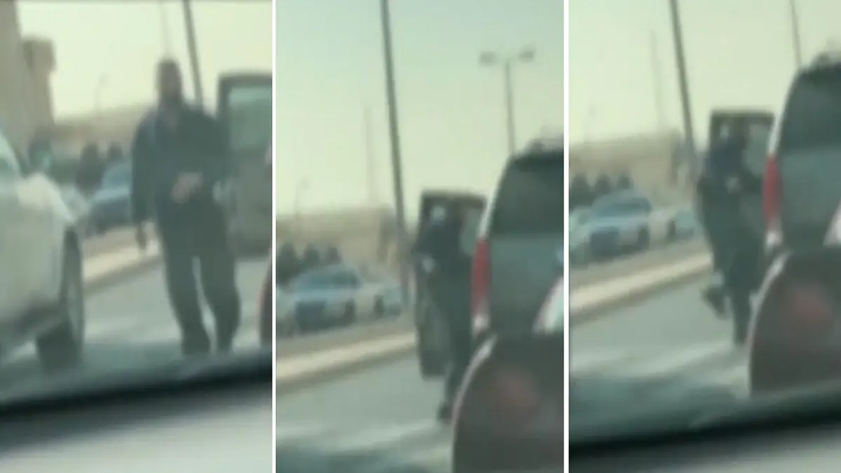 الكويت.. شخص "غير طبيعي" يعتدي على شاب بطريق عام (فيديو)