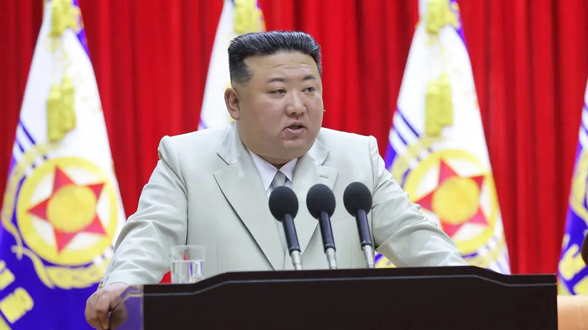 كيم جونغ يدعو لتعديل دستوري يعتبر كوريا الجنوبية "دولة منفصلة"