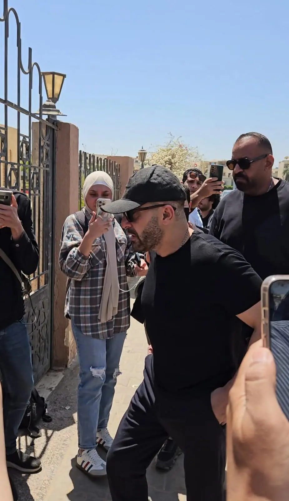 أحمد السقا في جنازة سليمان عيد