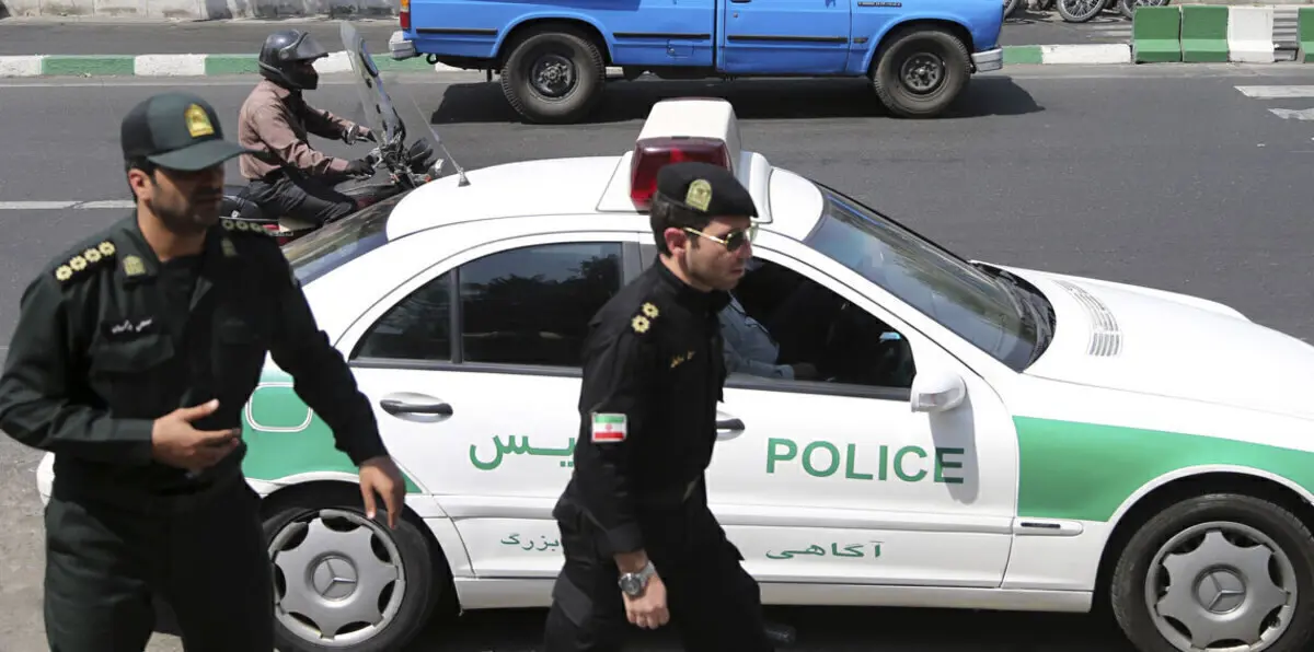 السلطات الإيرانية توقف شخصًا احتج على فرض ارتداء الحجاب