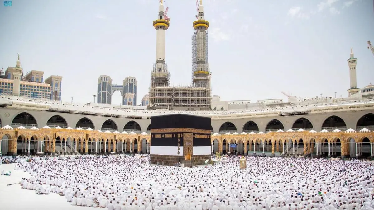 شخص يلقي بنفسه من الأدوار العلوية للمسجد الحرام (فيديو)