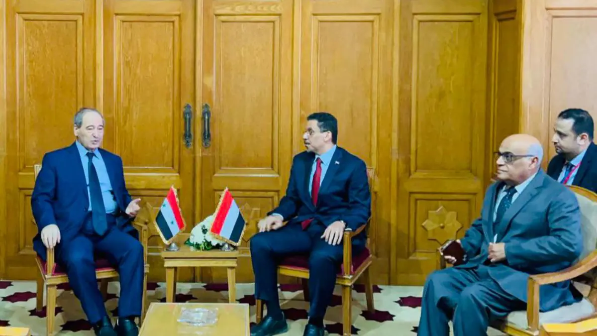 لأول مرة منذ 2011.. وزير خارجية اليمن يلتقي نظيره السوري في القاهرة