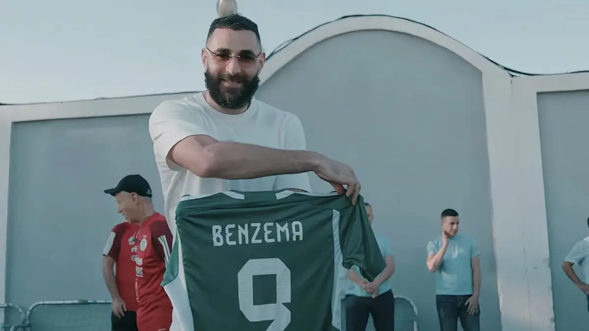 بنزيما يتدرب بقميص منتخب الجزائر (فيديو)