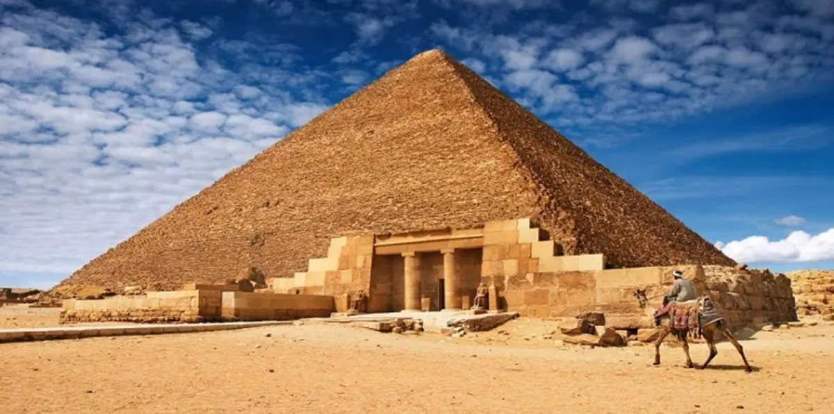مركب الملك خوفو يستقر في المتحف المصري الكبير (صور)