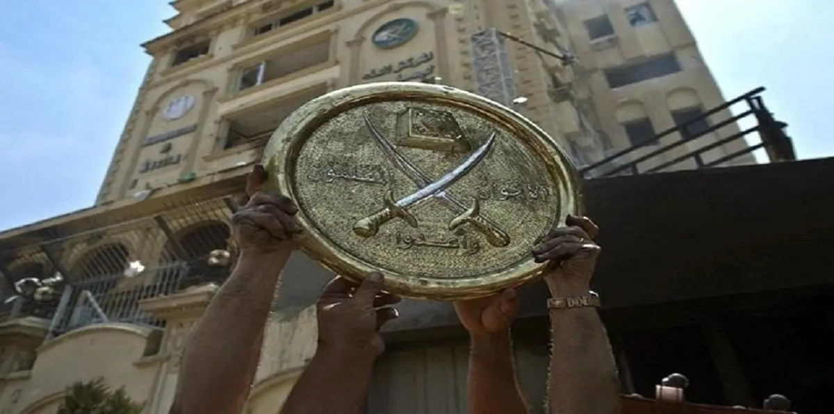 تزايد ظاهرة تبرؤ عناصر "الإخوان" في مصر من الجماعة عبر لافتات علنية.. وهذه هي الأسباب (صور)