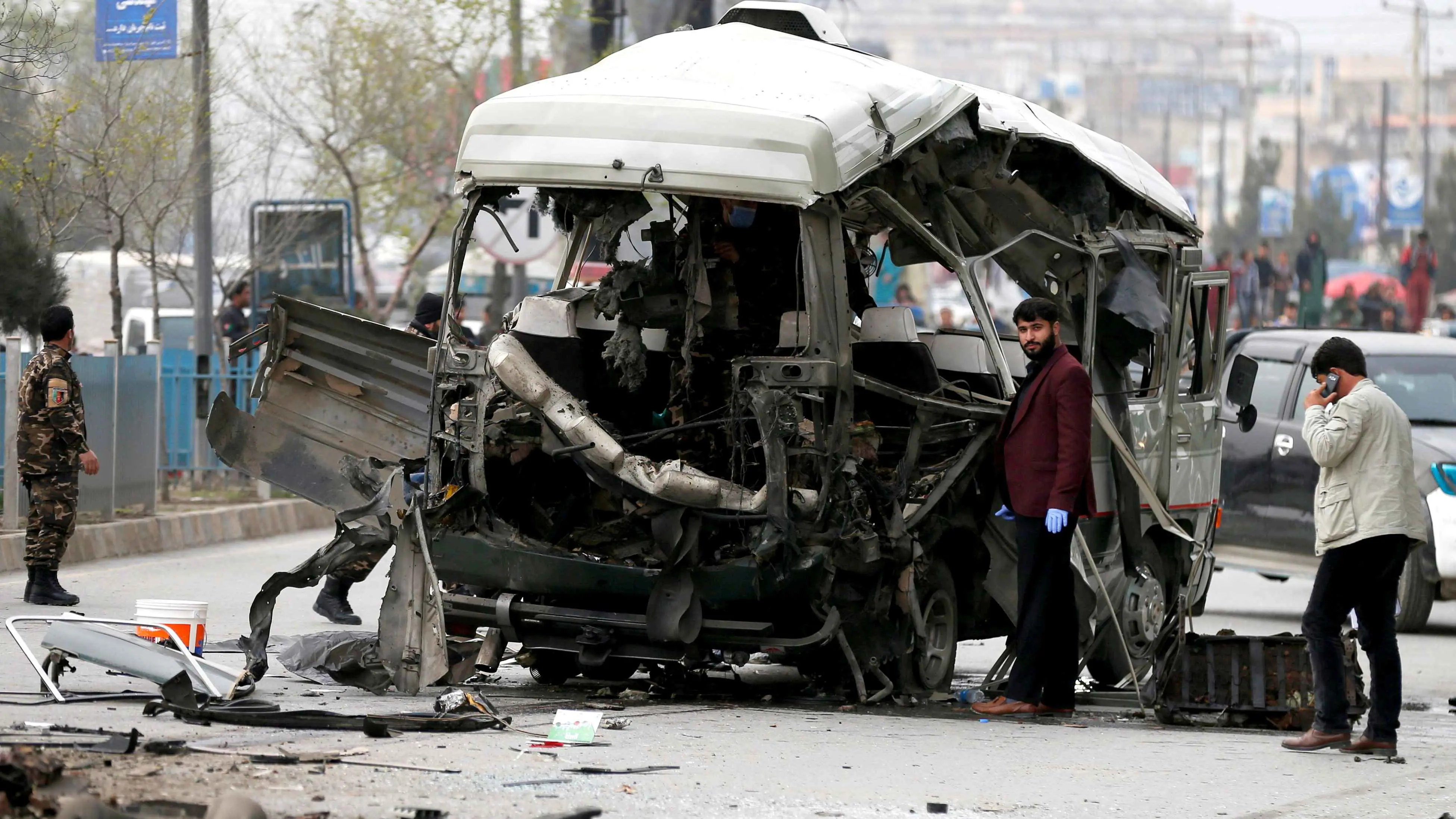 عشرات القتلى والجرحى في انقلاب حافلة شمال أفغانستان
