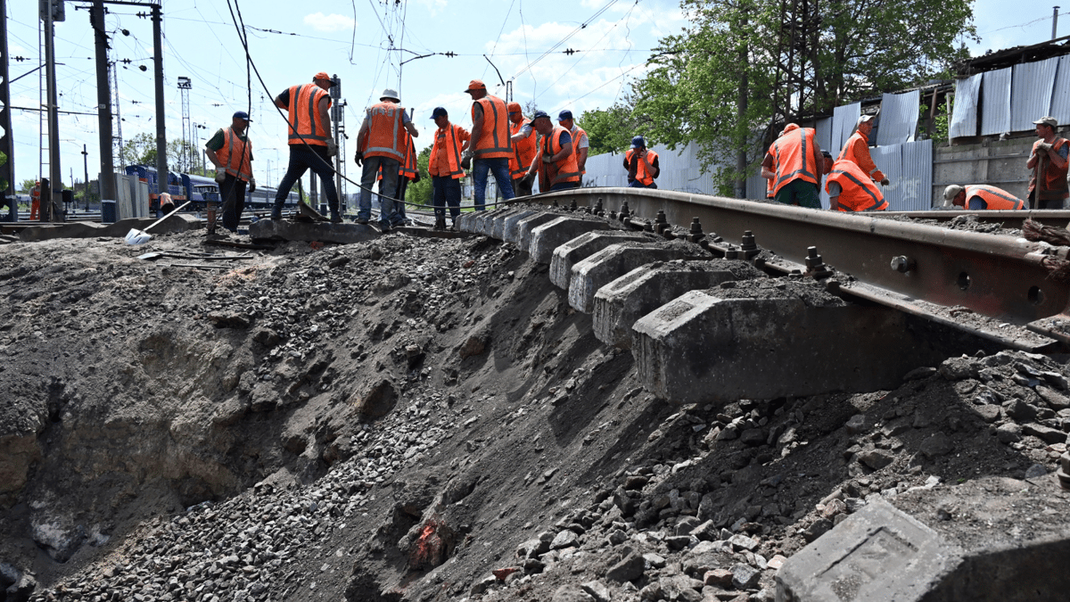 روسيا تقصف سكك الحديد الأوكرانية لمنع وصول الإمدادات العسكرية (فيديو)