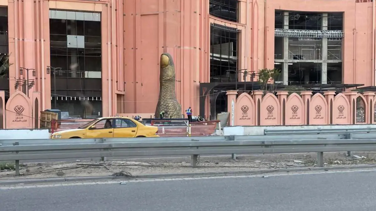 نقابة فناني العراق تطالب بإزالة "مجسم الإبهام" المثير للجدل