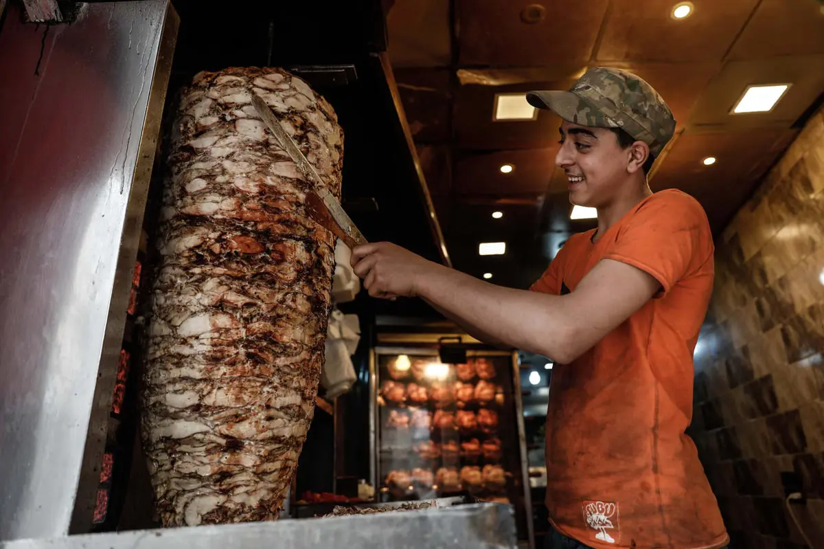 بعد تصنيفه عالميا.. حروب التاريخ على "ساندويش الشاورما" 