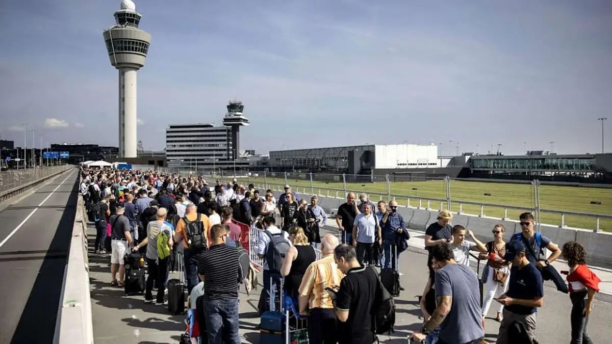 فوضى غير مسبوقة تضرب أحد أكبر المطارات في أوروبا