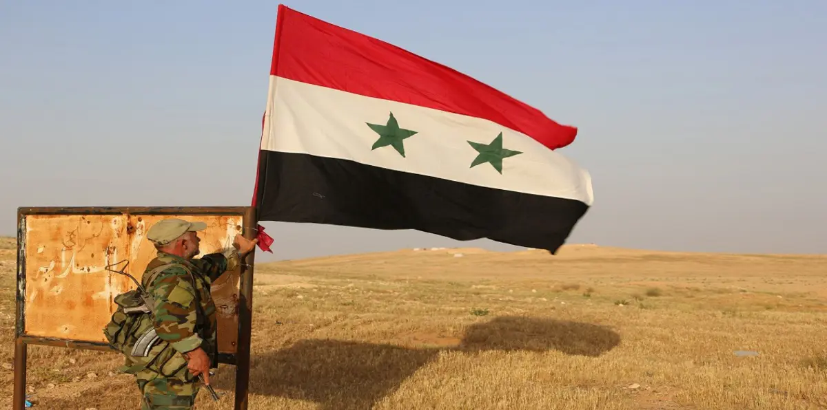 قوات موالية لبشار الأسد ترفع العلم السوري في محافظة القنيطرة