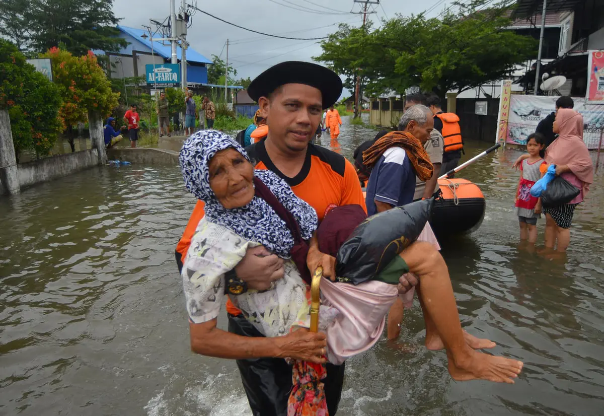 قتلى ومفقودون إثر فيضانات "سومطرة" الإندونيسية (صور)