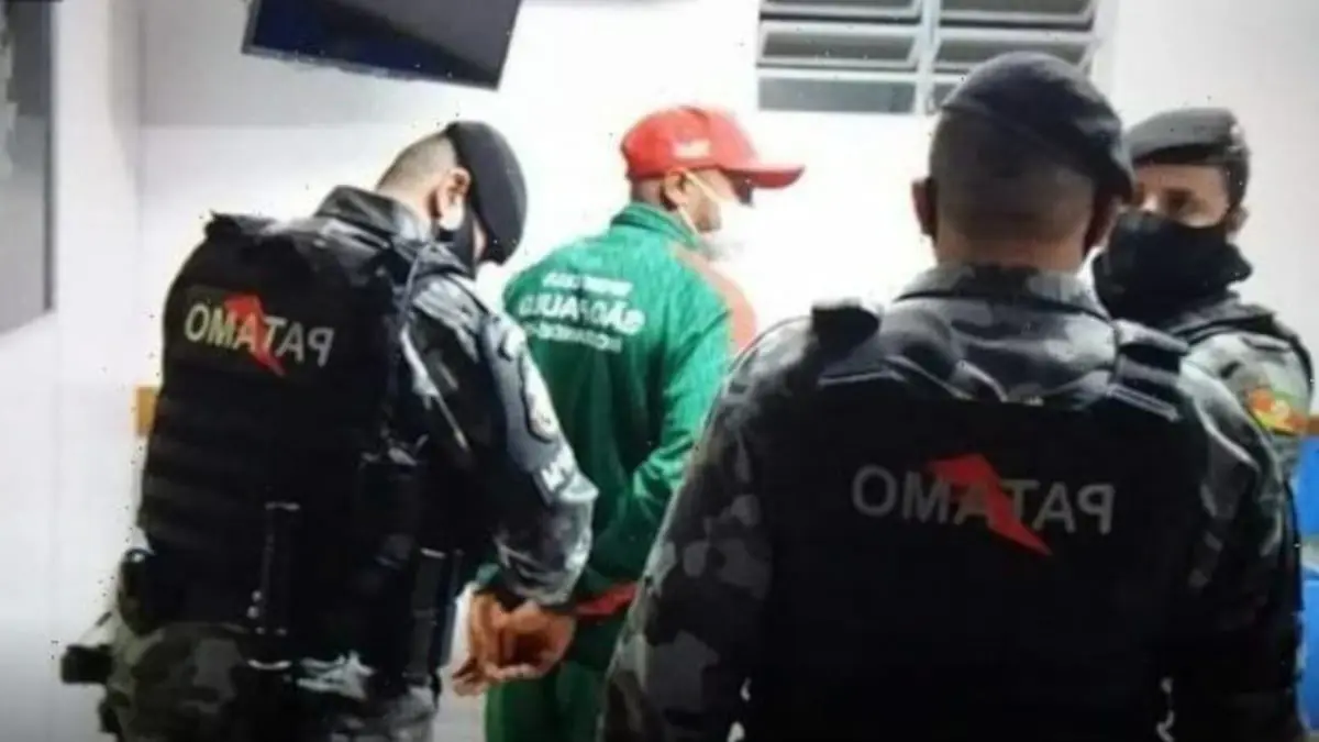 حبس لاعب برازيلي بعد اتهامه بالشروع في قتل حكم بالملعب (فيديو)
