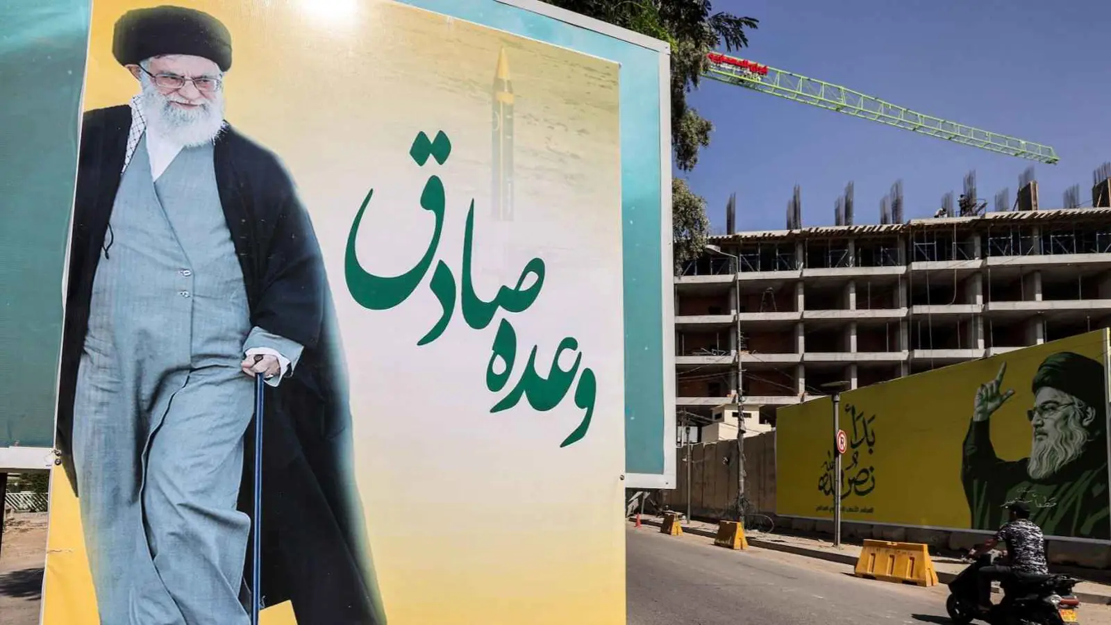 ملصق لخامنئي في طهران