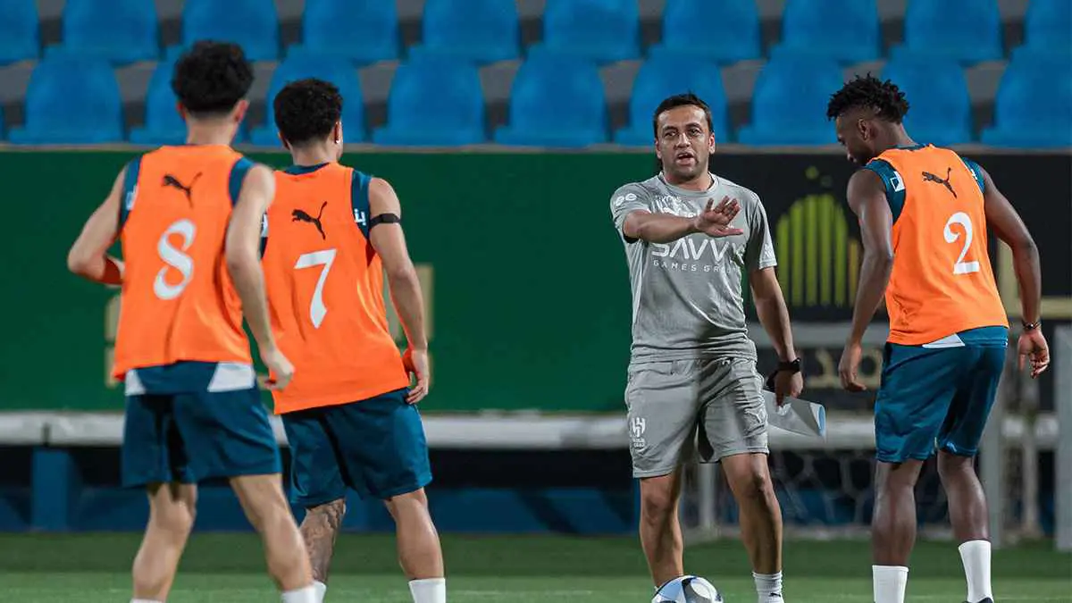 3 مدربين يصدمون الهلال السعودي
