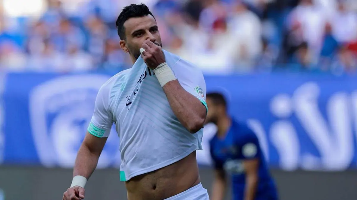 عمر السومة يكشف أسباب مغادرته معسكر منتخب سوريا والعودة للنادي الأهلي السعودي (فيديو)