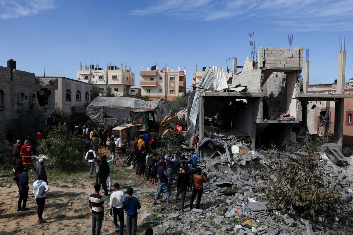 مقتل 11 فلسطينيا على الأقل في غارة أصابت خيمة في رفح