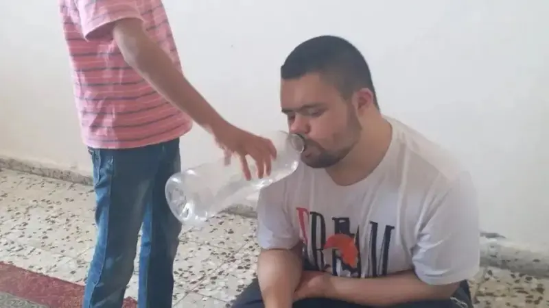 محمد بهار يتلقى المساعدة