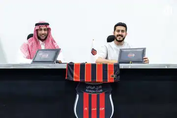 ريان أوسمنز أثناء توقيعه مع الرياض