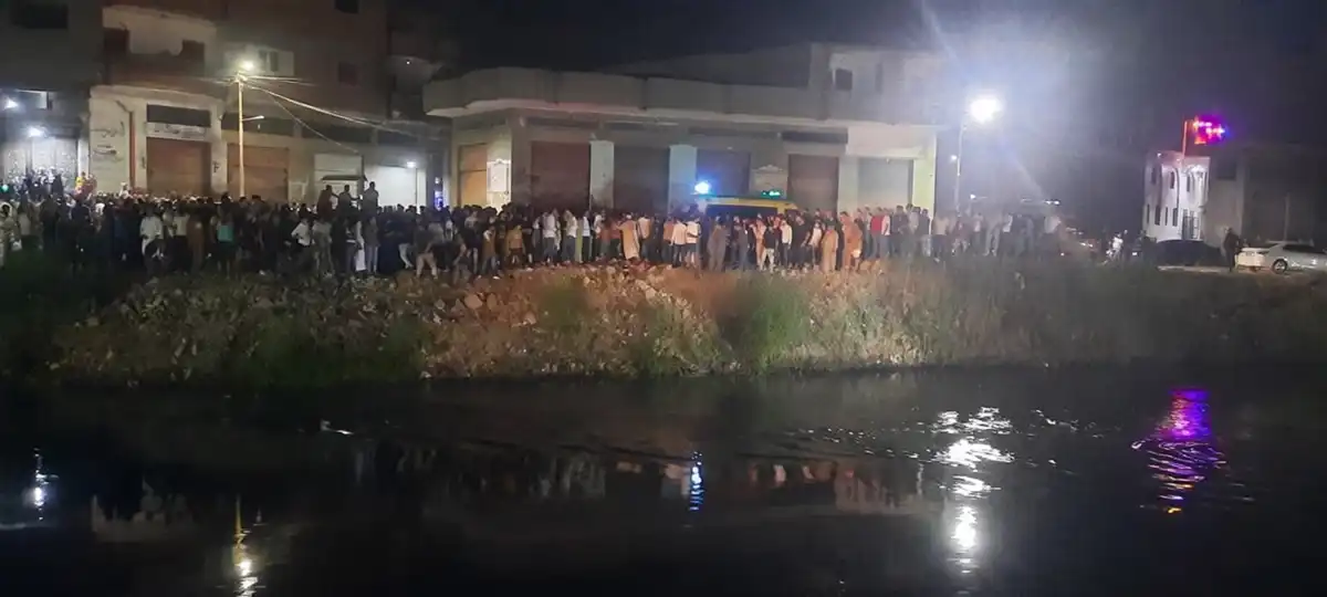 تجمع أهالي المنطقة في موقع الحادثة