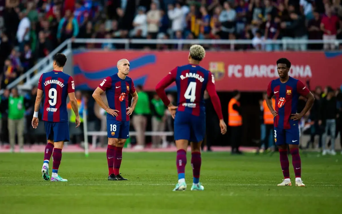 لاعب برشلونة يعتذر لزميله بعد حادثة مباراة باريس سان جيرمان  