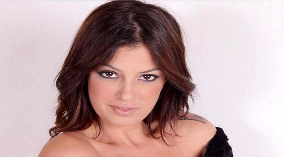 صور.. صديقة رونالدينهو وبالوتيلي السابقة تتحول إلى ممثلة أفلام إباحية | إرم  نيوز