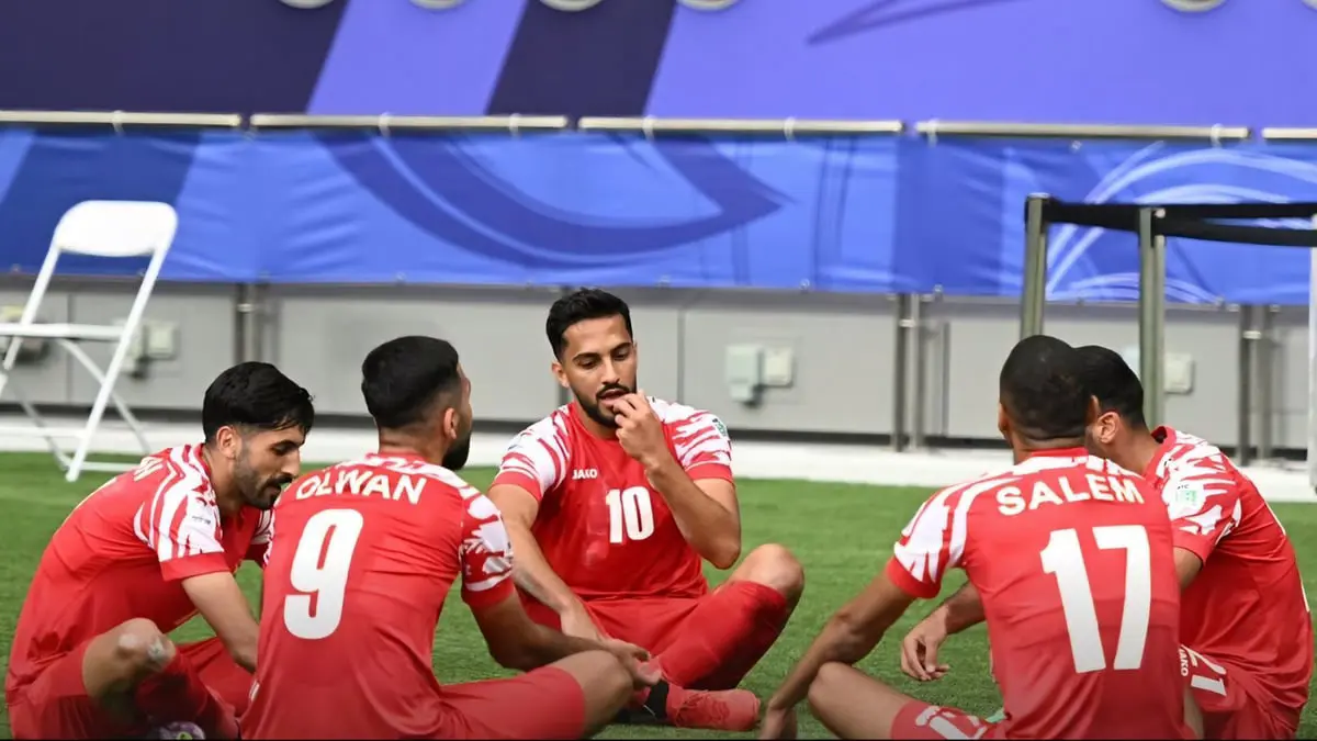 لاعبو الأردن يحتفلون بالفوز على العراق بتناول "وجبة منسف" (فيديو)
