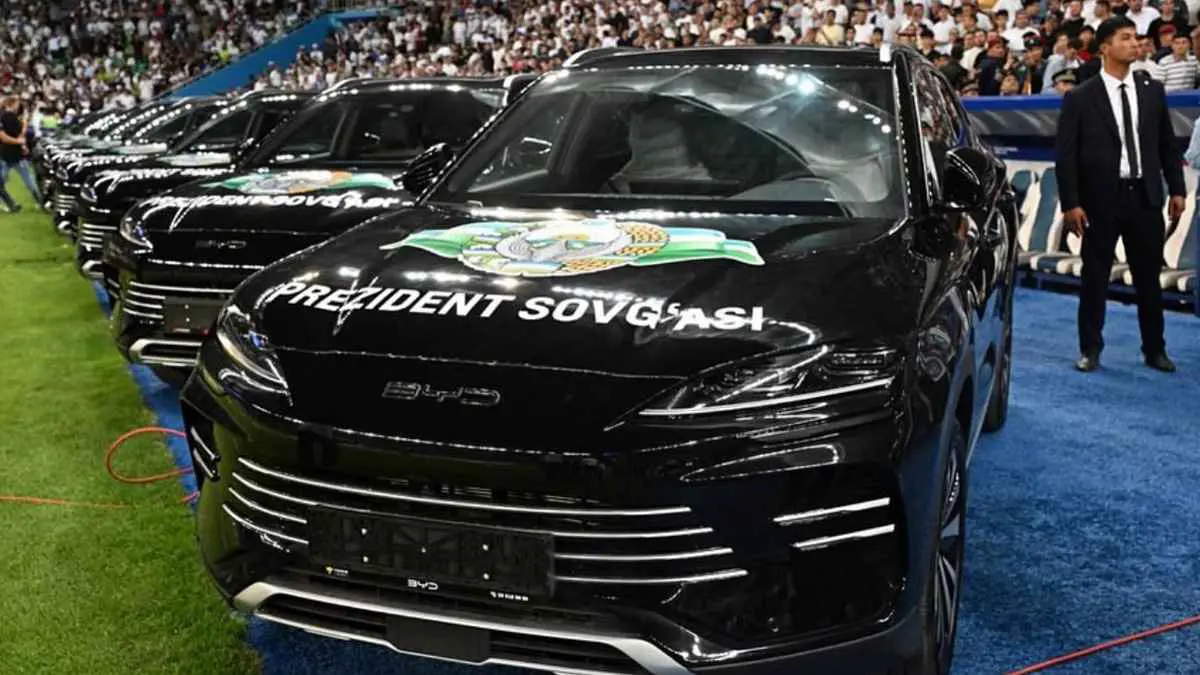 سرب سيارات فارهة.. هدايا لاعبي منتخب أوزبكستان تزين الملعب (صورة)