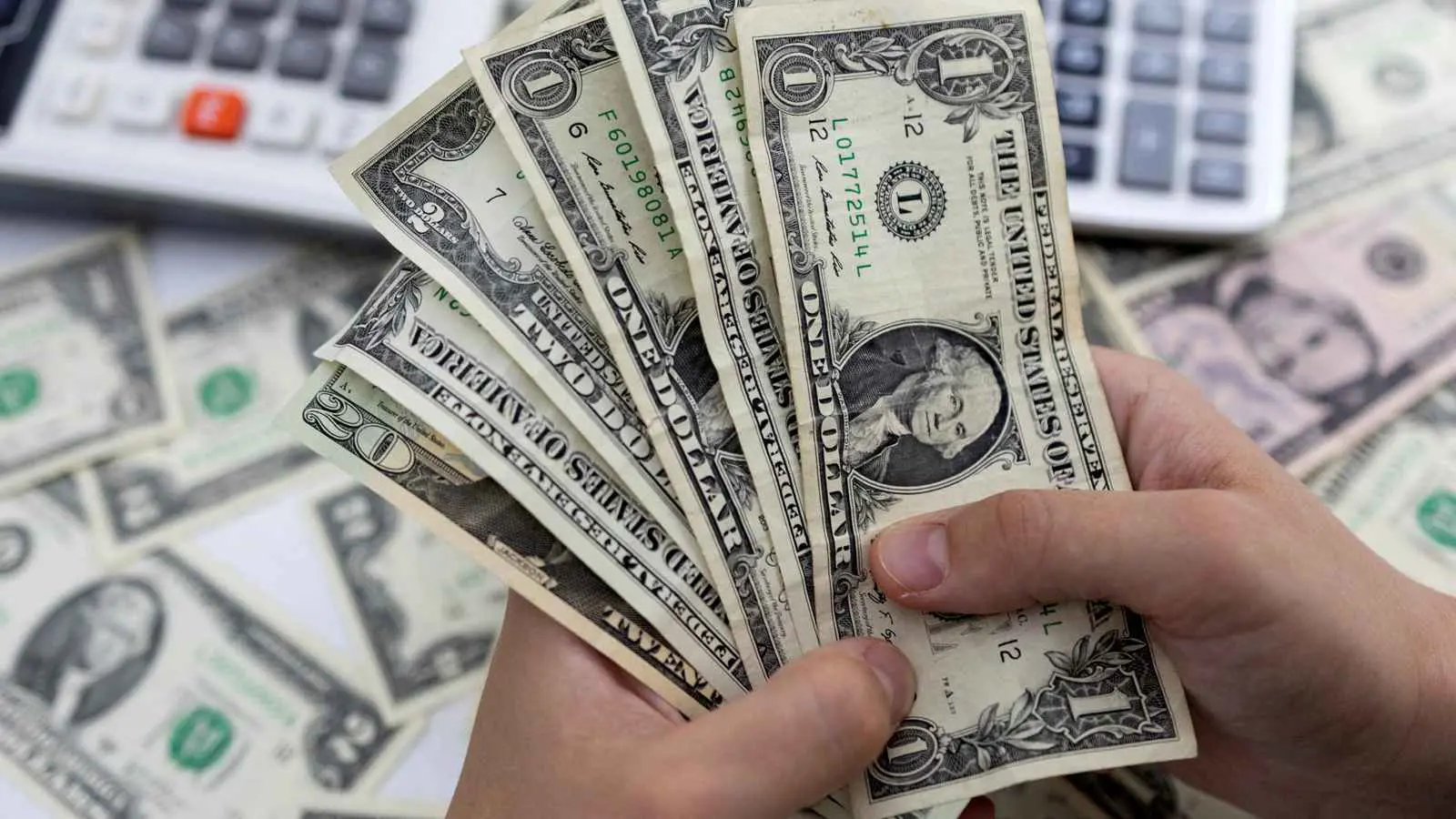 التصعيد بين إسرائيل وإيران يرفع الدولار