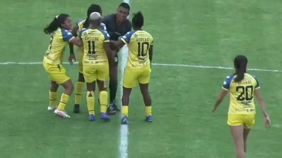 الإكوادور.. لاعبة تركل حكما أشهر لها البطاقة الحمراء (فيديو)