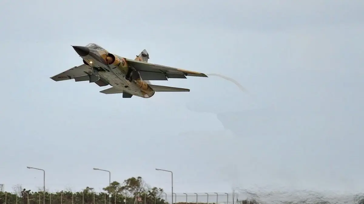 سقوط طائرة خلال عرض عسكري في بنغازي الليبية ومقتل قائدها