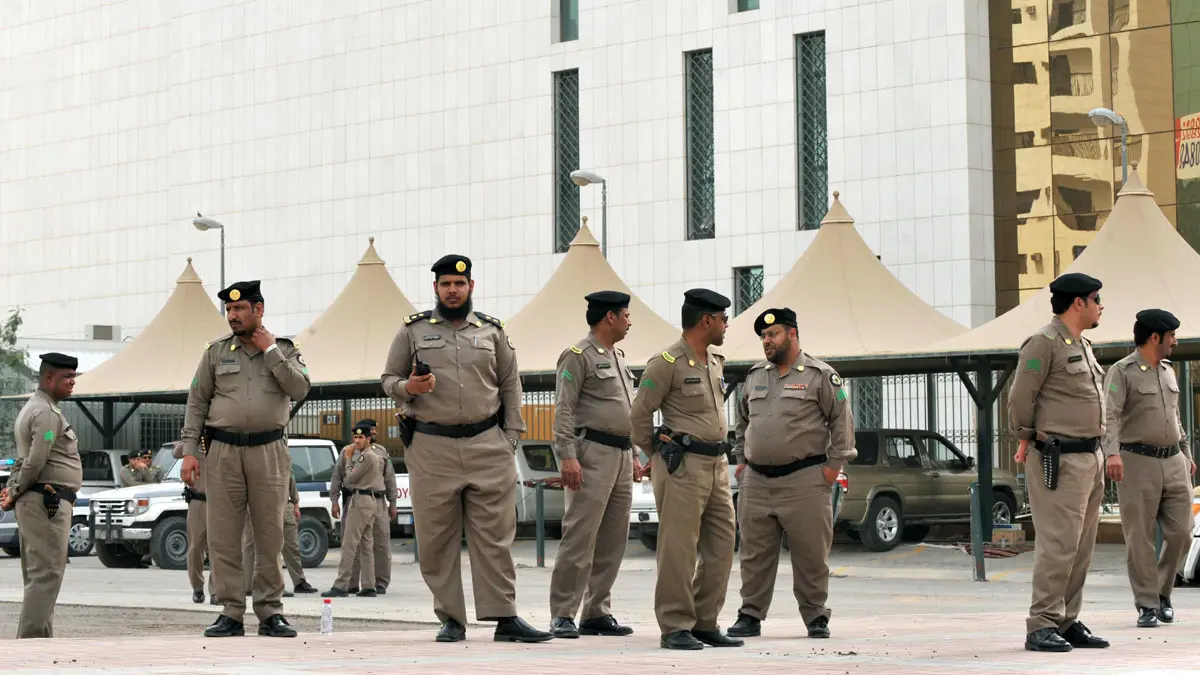 القبض على 6 أشخاص سلبوا عاملًا وافدًا في الرياض (فيديو)