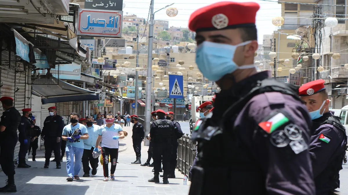 توقيف رجال أمن لاعتدائهم على عسكري في الأردن (فيديو)