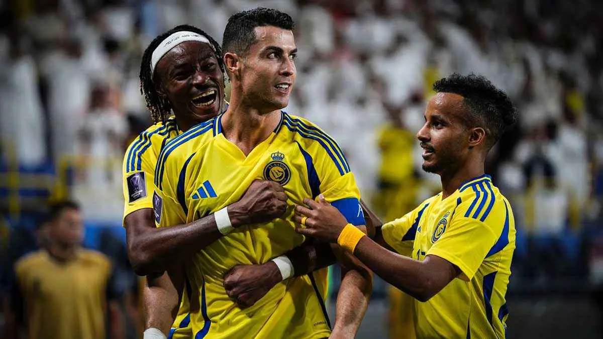 ردّ فعل رونالدو أثناء أداء لاعبي النصر الصلاة (فيديو وصور)