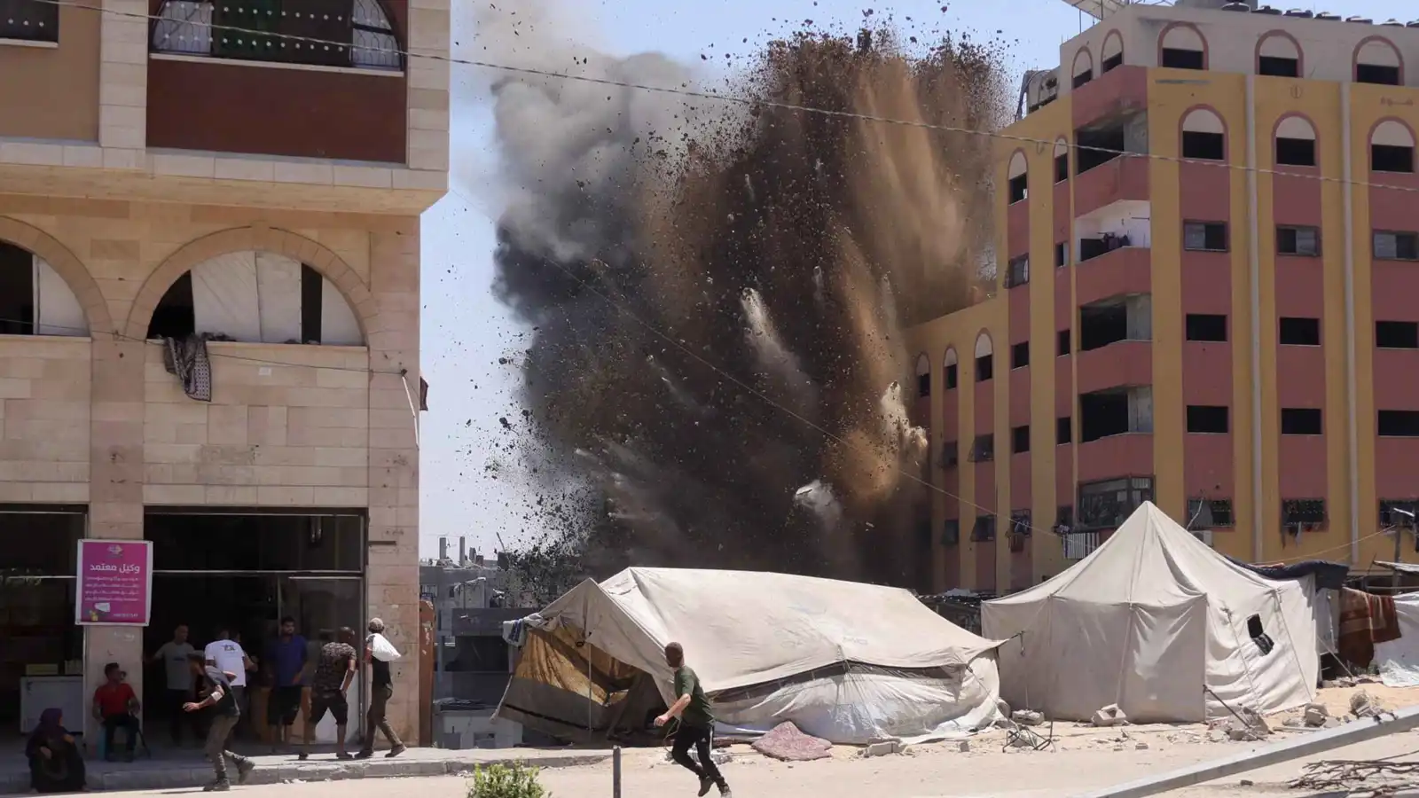 12 قتيلاً جراء قصف إسرائيلي استهدف نازحين شمال غزة