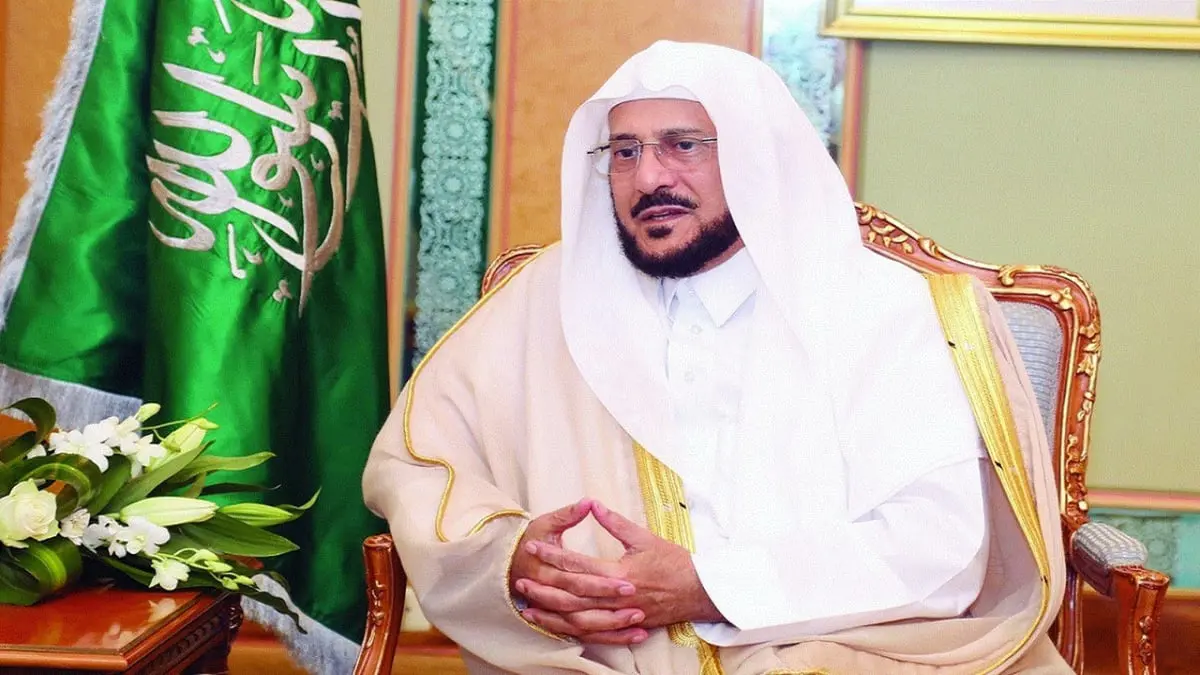 وزير سعودي يبكي على الهواء بسبب زوجته (فيديو)