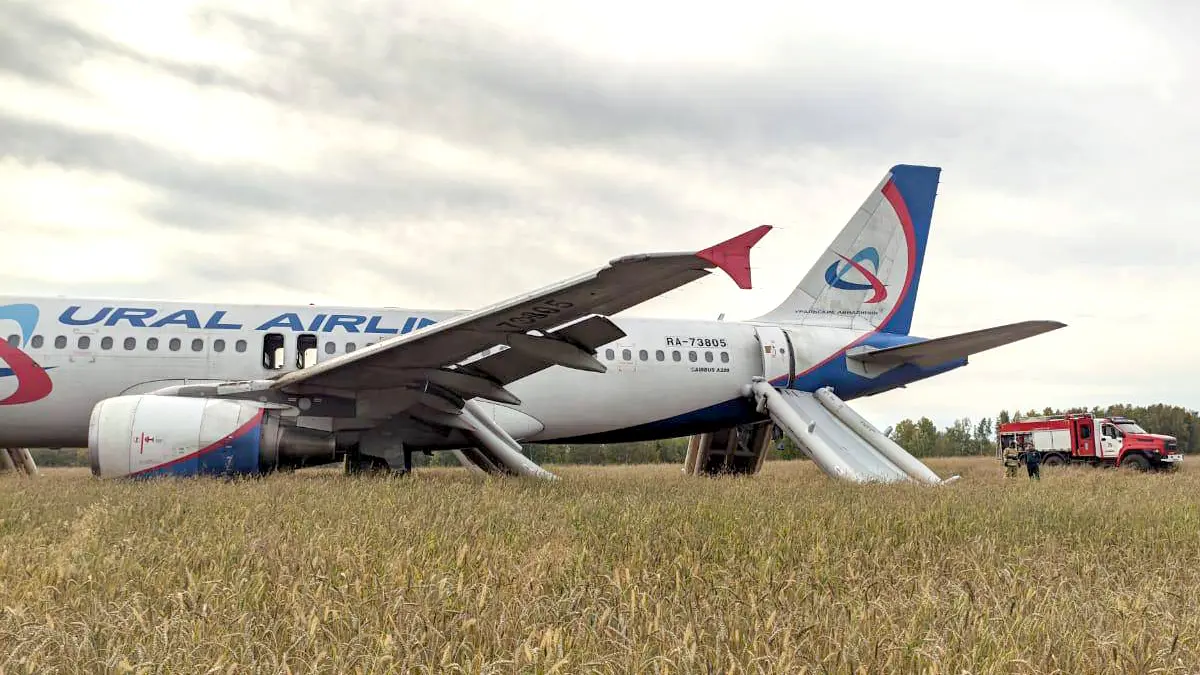 طائرة ركاب روسية تهبط اضطرارياً في أرض مفتوحة 