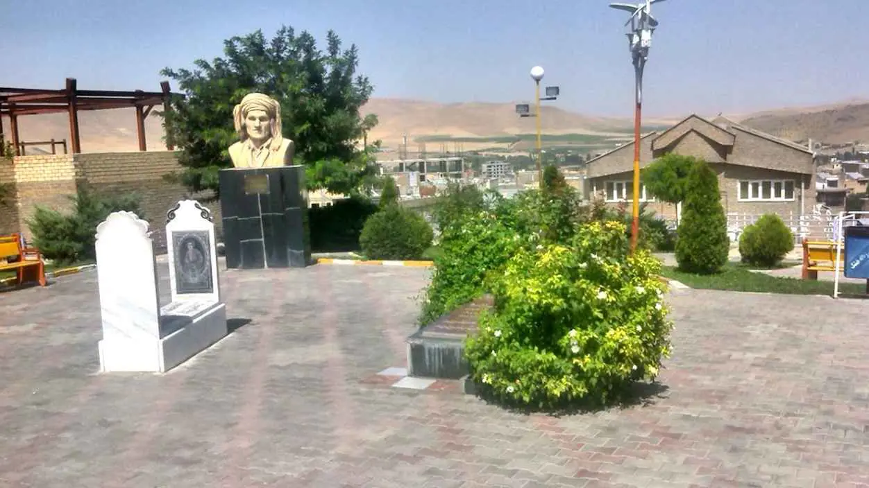‎⁨قبر الفنان الكردي حسن زيرك في مسقط رأسه بإيران⁩