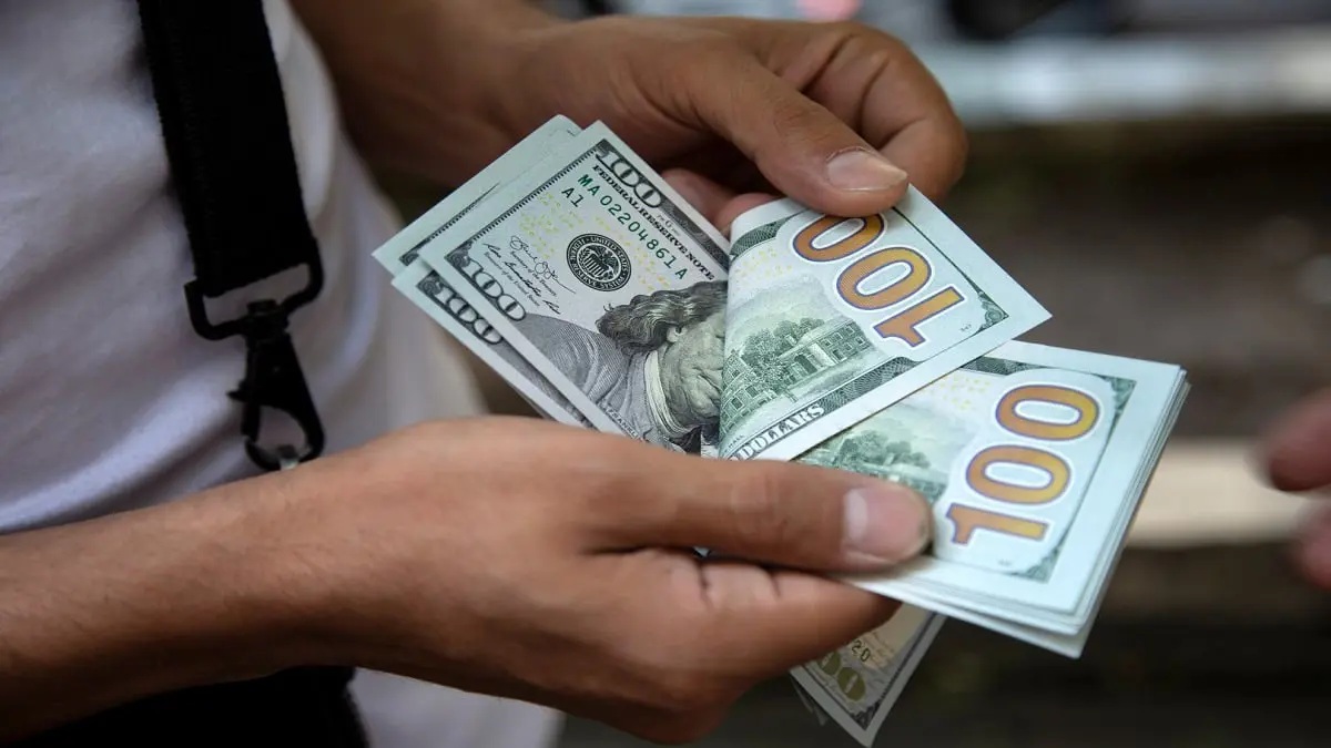 ارتفاع الدولار لأعلى مستوى مقابل اليورو والين والفرنك