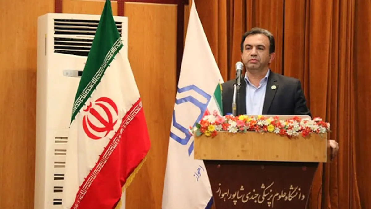 إيراني يصفع رئيس جامعة بحضور وزير الصحة في خوزستان
