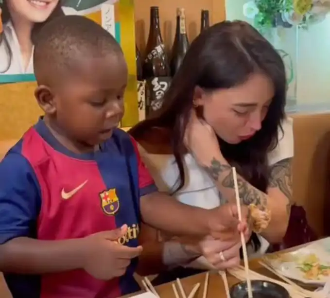 نيكي نيكول مع شقيق يامال الأصغر